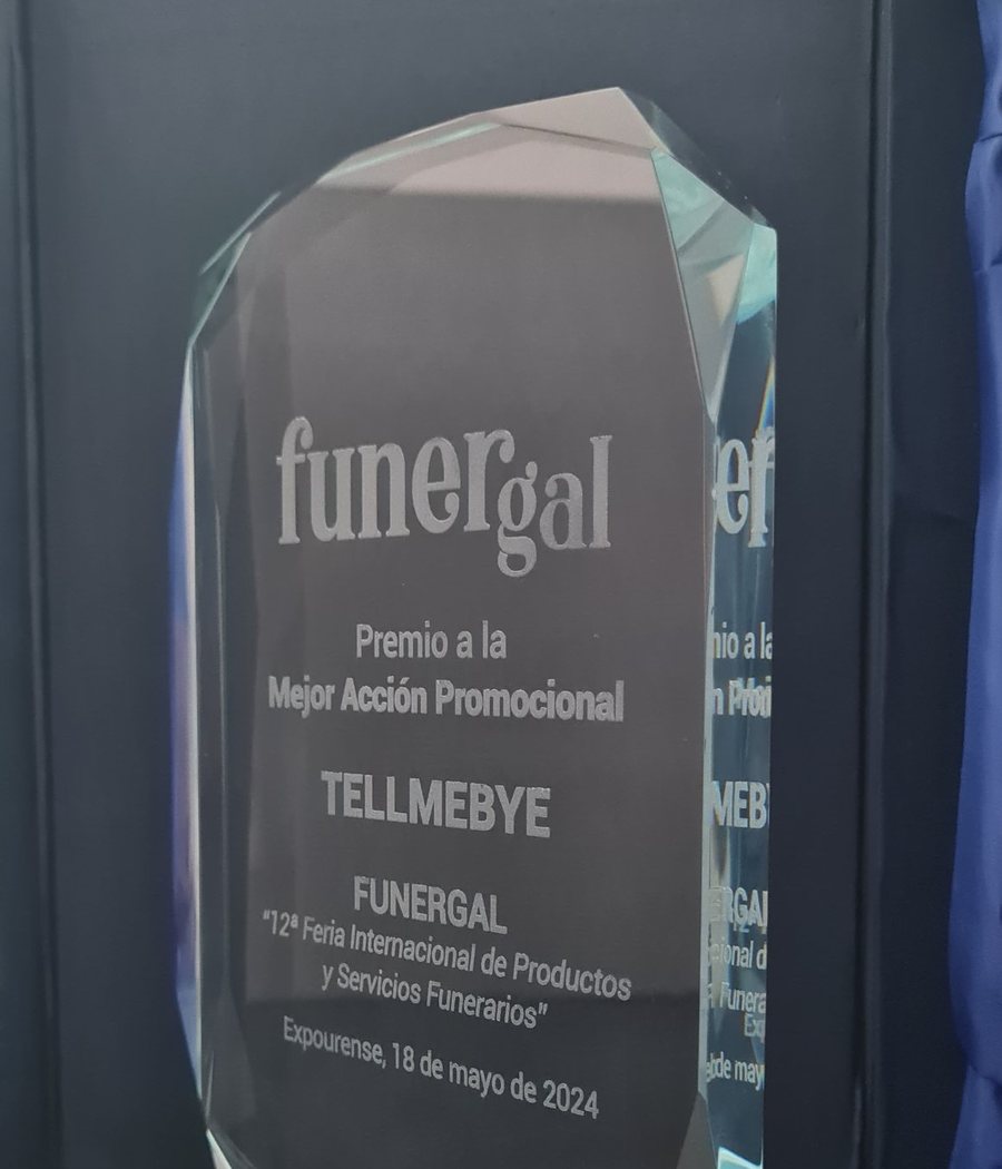 Trofeo de cristal del Premio a la Mejor Acción Promocional de FUNERGAL 2024, concedido a Tellmebye en Expourense el 18 de mayo de 2024.
